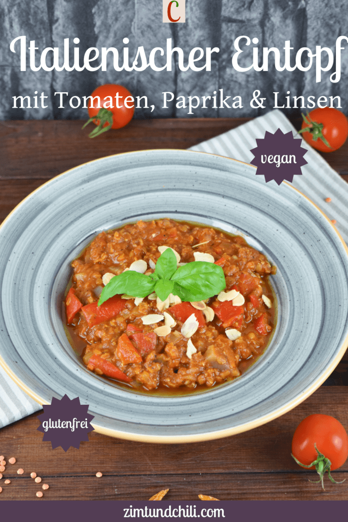 Italienischer Eintopf mit Tomaten, Paprika und Linsen in grauem Teller. Hintergrund dunkel. Beschrifteter Pin.