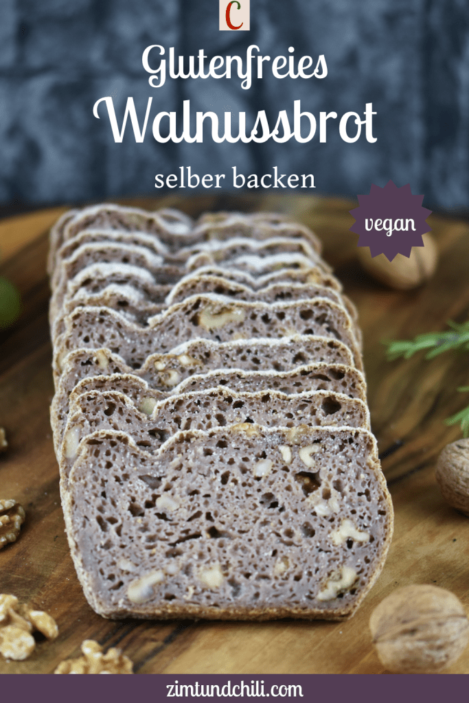 Glutenfreies Walnussbrot aufgeschnitten auf Holzbrett. Hintergrund dunkel. Beschrifteter Pin.