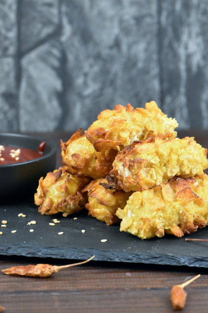 Knusprige Tofusticks mit Gochujang-Dip auf Schieferplatte