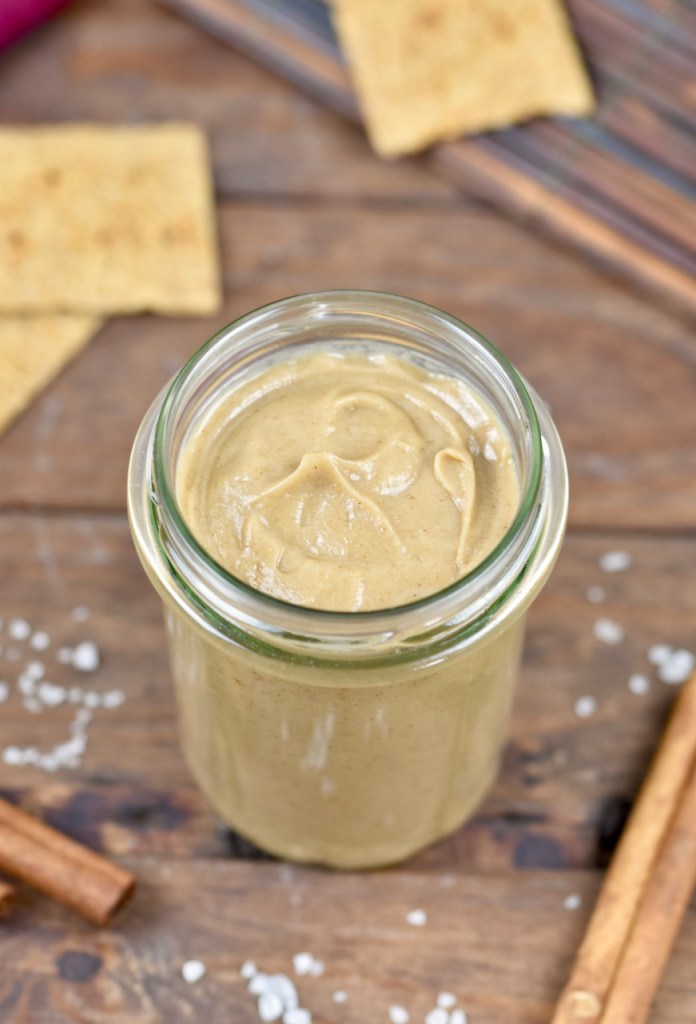 Salted Caramel Aufstrich in einem Glas. Hintergrund dunkel.