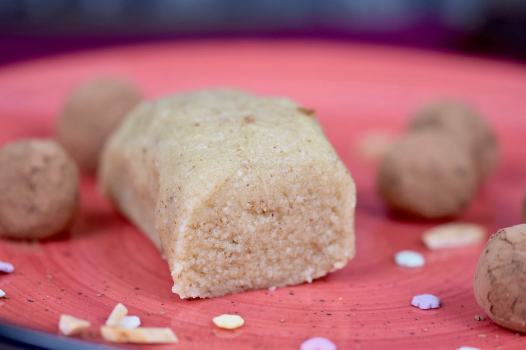 Marzipan selber machen - ohne Zucker - Rezept - Marzipan - weißes Marzipan - vegan - glutenfrei - selber herstellen - Mandelmehl - mit Rosenwasser - ohne Rosenwasser - zuckerfrei - Marzipankartoffeln - DIY