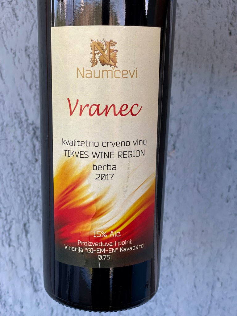 Essen und Trinkern in Mazedonien - Vranec-Weinflasche