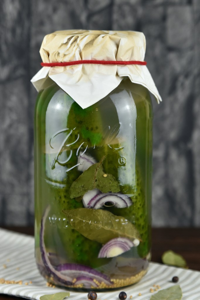 Fermentierte Senfgurken im Einmachglas - wilde Fermentation