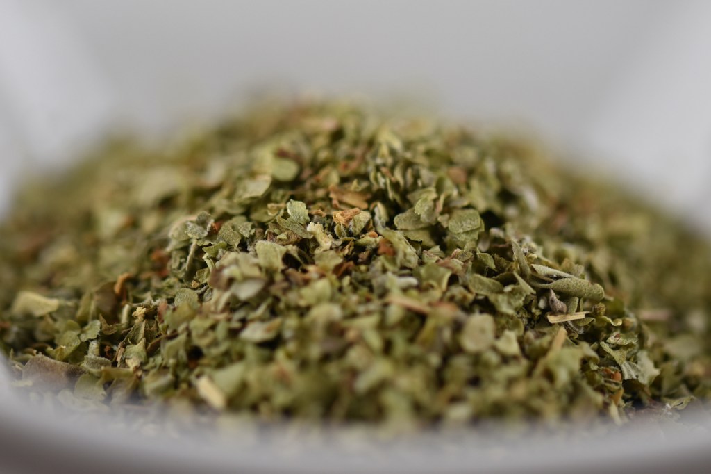 Majoran getrocknet, lose. Nahaufnahme.