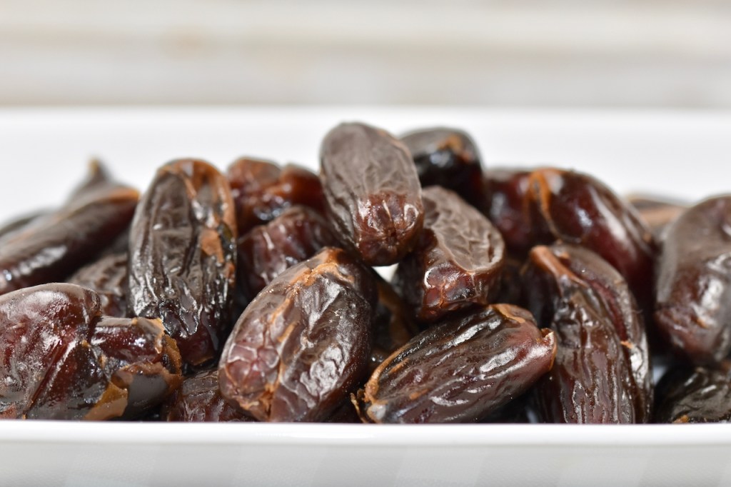 getrocknete Datteln. Hintergrund hell.