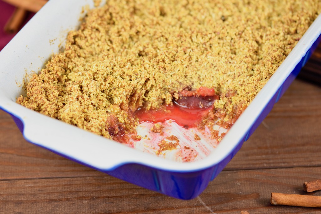 glutenfreies Pflaumen-Crumble - Pflaumen-Crumble - glutenfrei - vegan - Rezept - gesund - Haferflocken - Streusel - warm - Zimt - Zwetschgen-Crumble - Crumble - Pflaumen