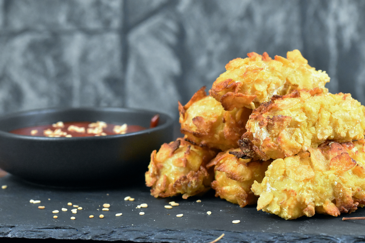 Knusprige Tofusticks mit Gochujang-Dip auf Schieferplatte
