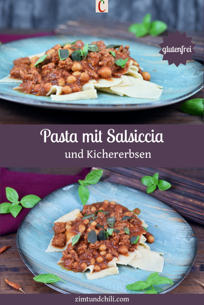 Pasta mit Salsiccia und Kichererbsen auf blauem Teller. Hintergrund dunkel. Beschrifteter Pin mit zwei Fotos.
