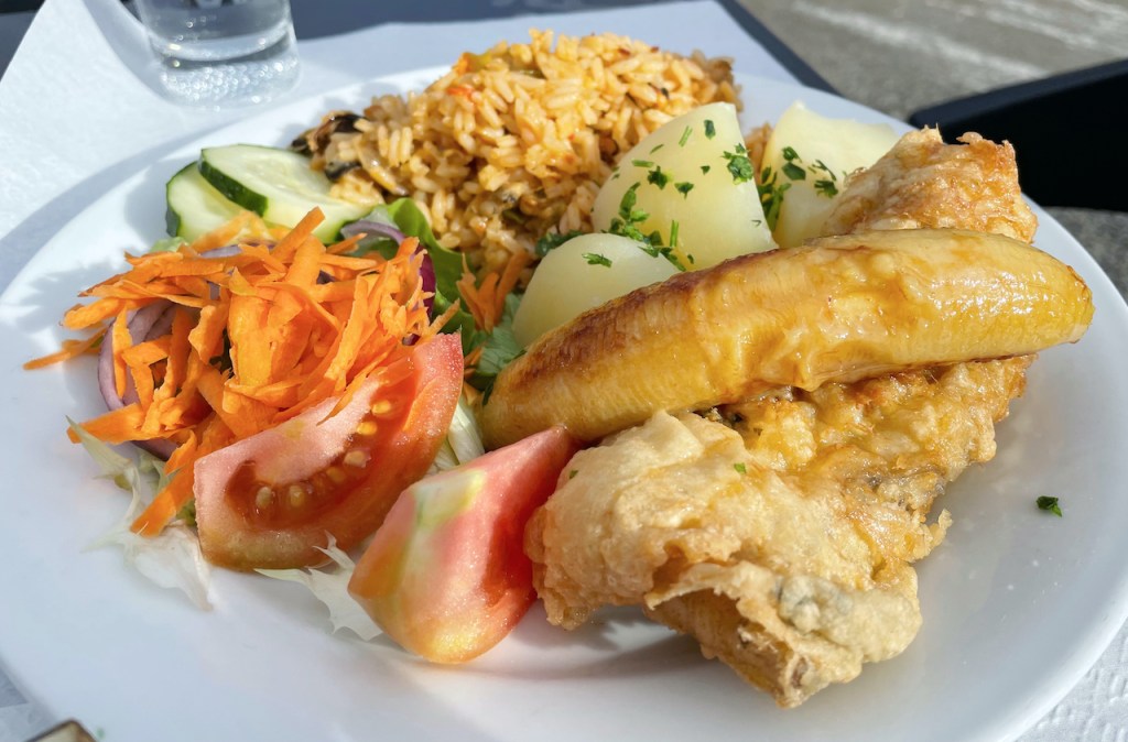 Essen und Trinken auf Madeira - Gebackener Espada (schwarzer Degenfisch) mit gebackener banane, Salat, Kartoffeln und Reis.