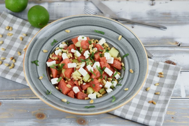 Wassermelonen-Feta-Salat mit Gurke, Minze &&nbsp;Pinienkernen