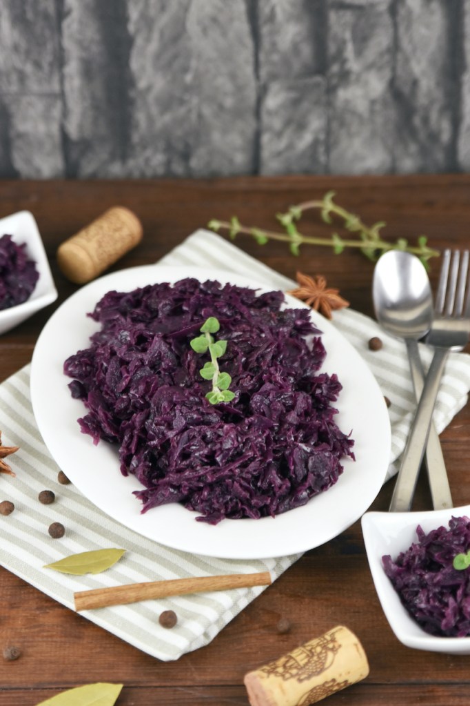 Klassischer Rotkohl mit Apfel auf weißem Teller