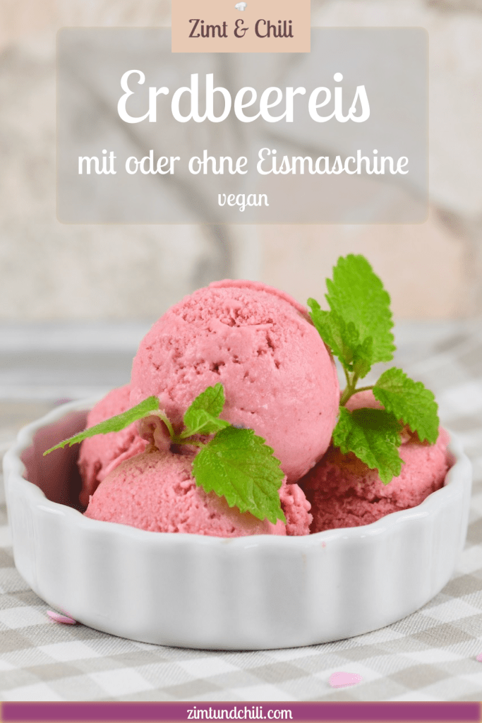 4 Kugeln Erdbeereis in einer weißen Schale garniert mit Zitronenmelisse. Hintergrund hell. Beschrifteter Pin.