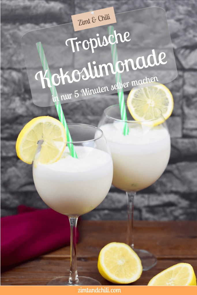 Tropische Kokoslimonade in zwei Weingläsern garniert mit einer Zitronenscheibe und einem Strohhalm. Hintergrund dunkel. Pin beschriftet.