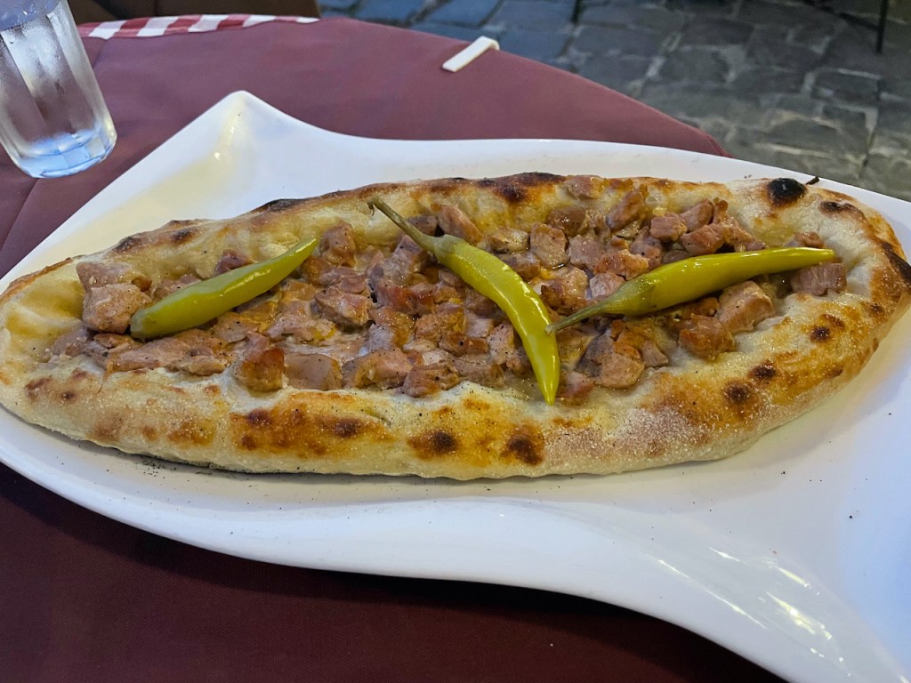 Essen und Trinken in Mazedonien - Pastrmajlija, die mazedonische Pizza
