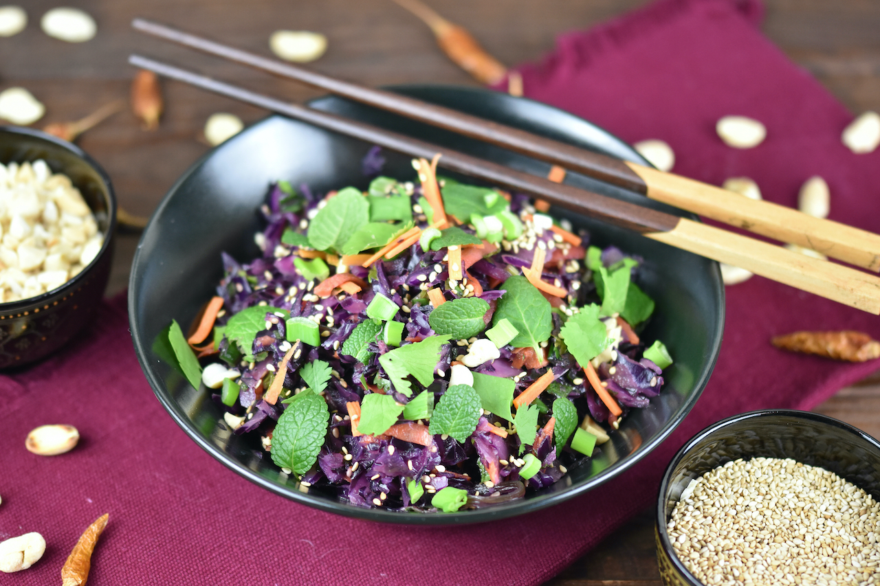 Frischer Rotkohlsalat mit Asia-Dressing in einer schwarzen Schale.
