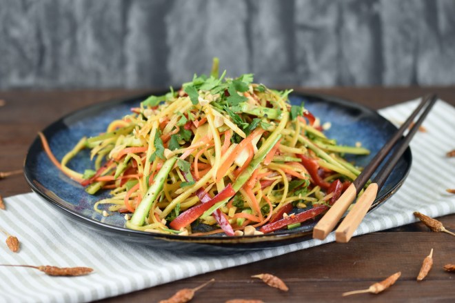 Thai Salat mit Mango & gerösteten Erdnüssen – Zimt &&nbsp;Chili