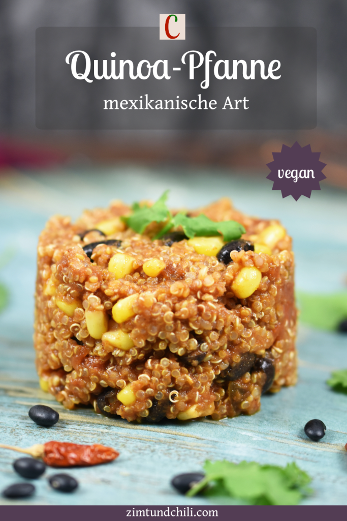 Quinoa-Pfanne auf mexikanische Art auf blauem Teller. Hintergrund dunkel. Beschrifteter Pin.