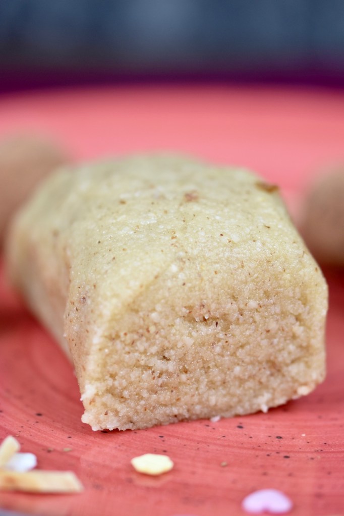 Marzipan selber machen - ohne Zucker - Rezept - Marzipan - weißes Marzipan - vegan - glutenfrei - selber herstellen - Mandelmehl - mit Rosenwasser - ohne Rosenwasser - zuckerfrei - Marzipankartoffeln - DIY