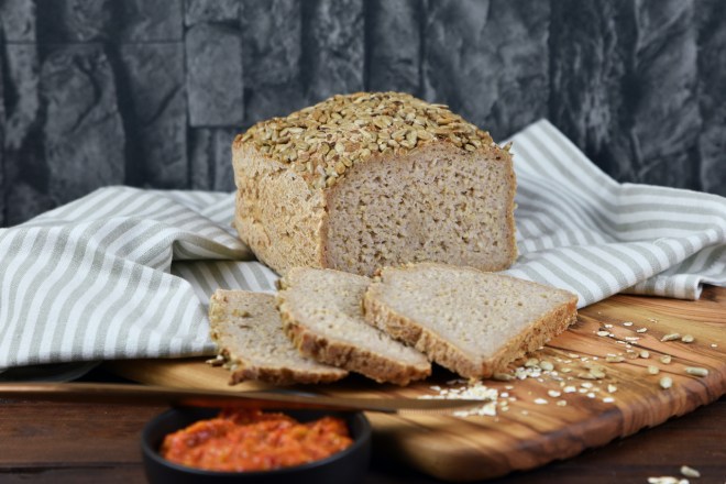 Glutenfreies Haferbrot auf Holzbrett - angeschnitten