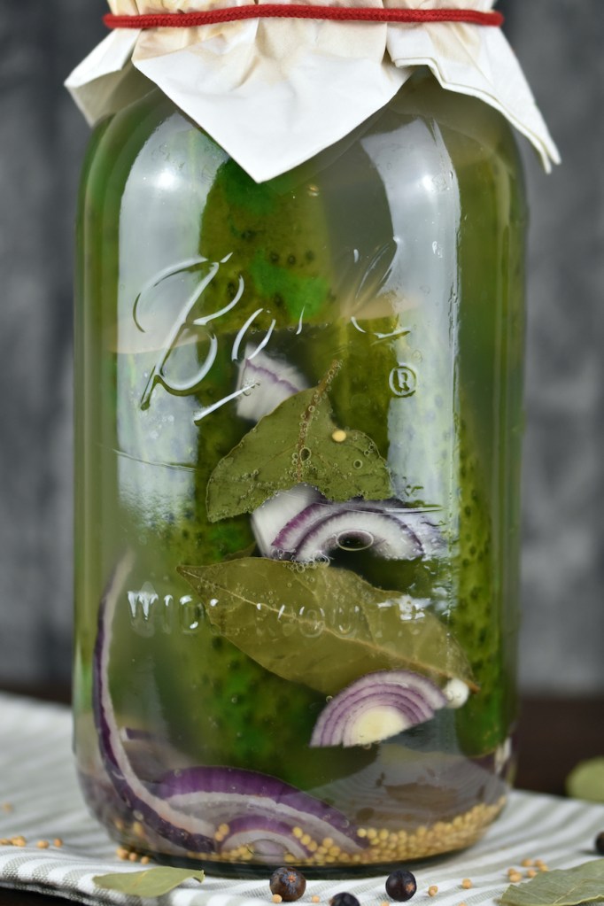 Fermentierte Gurken in einem Einmachglas.