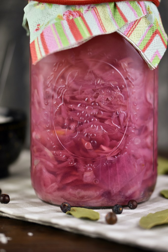 Fermentierte rote Zwiebeln in einem Einmachglas.
