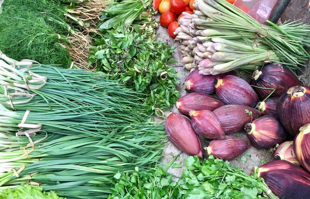 Zeit sparen beim Kochen - Marktsstand mit asiatischen Kräutern und Gemüse