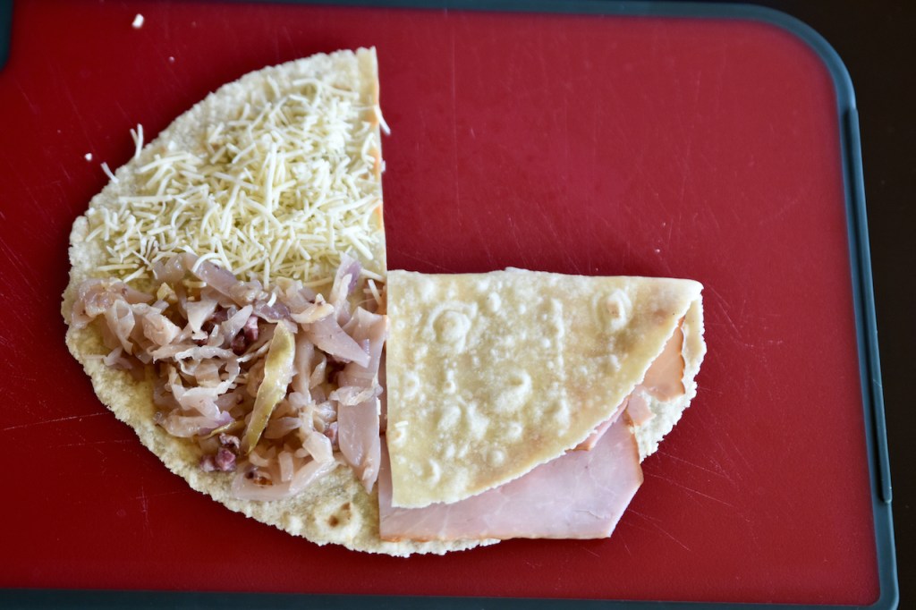 Ruben Sandwich - Tortilla Wrap erstes Viertel gefaltet.