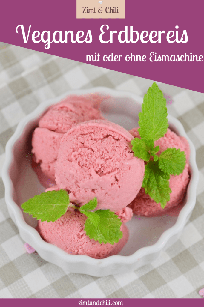 4 Kugeln Erdbeereis in einer weißen Schale garniert mit Zitronenmelisse. Hintergrund hell. Beschrifteter Pin.