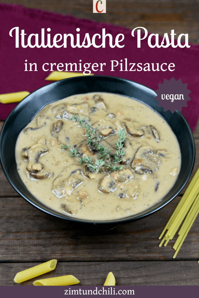 Cremige Pilzsauce aus Cashewkernen in einer schwarzen Schüssel. Drumherum liegen italienische Pasta. Hintergrund dunkel. Beschrifteter Pin.