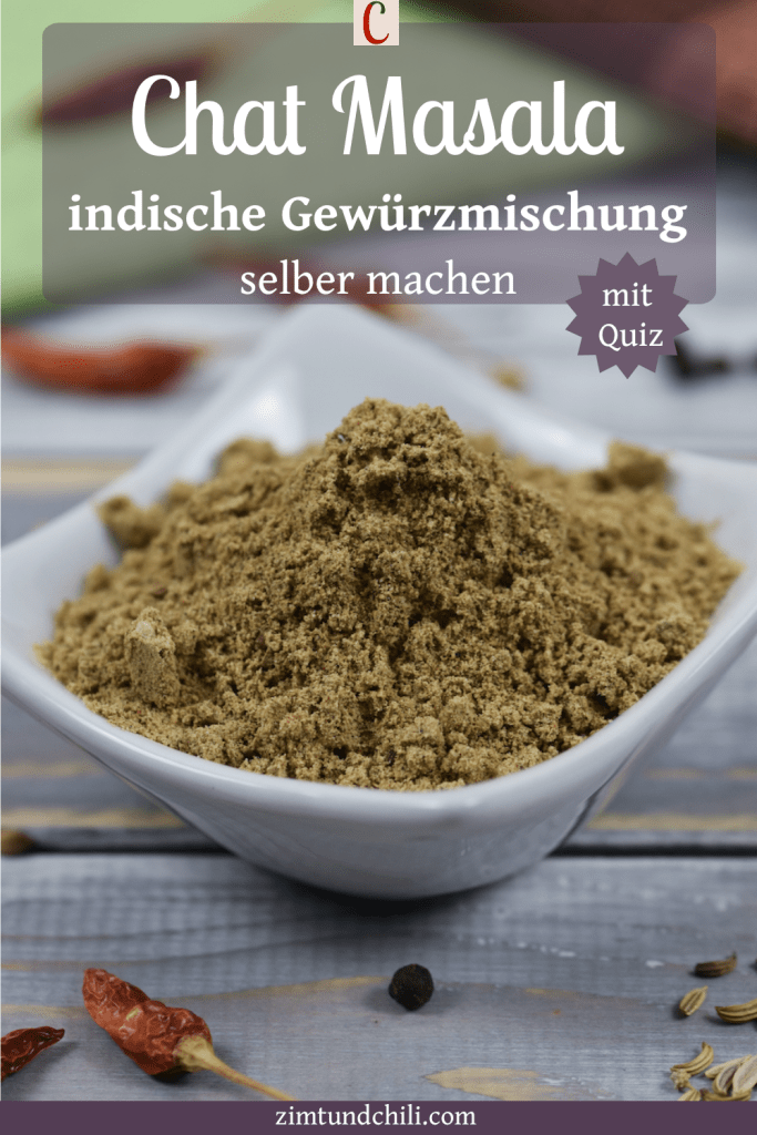 Chat Masala in weißer Schale. Heller Hintergrund, dekoriert mit Gewürzen. Beschrifteter Pin.