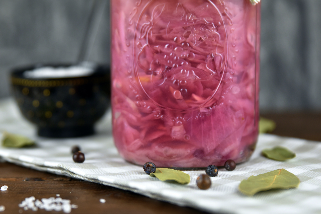 Fermentierte rote Zwiebeln in einem Einmachglas.