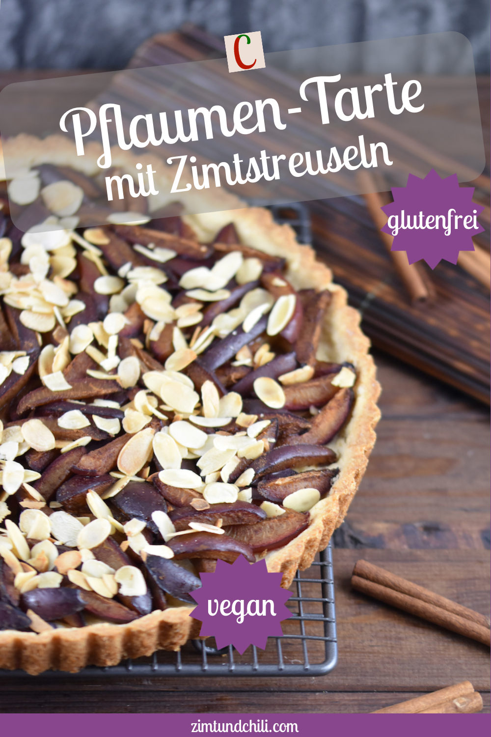 Glutenfreie Pflaumen-Tarte mit Zimtstreuseln. Hintergrund dunkel. Beschrifteter Pin.