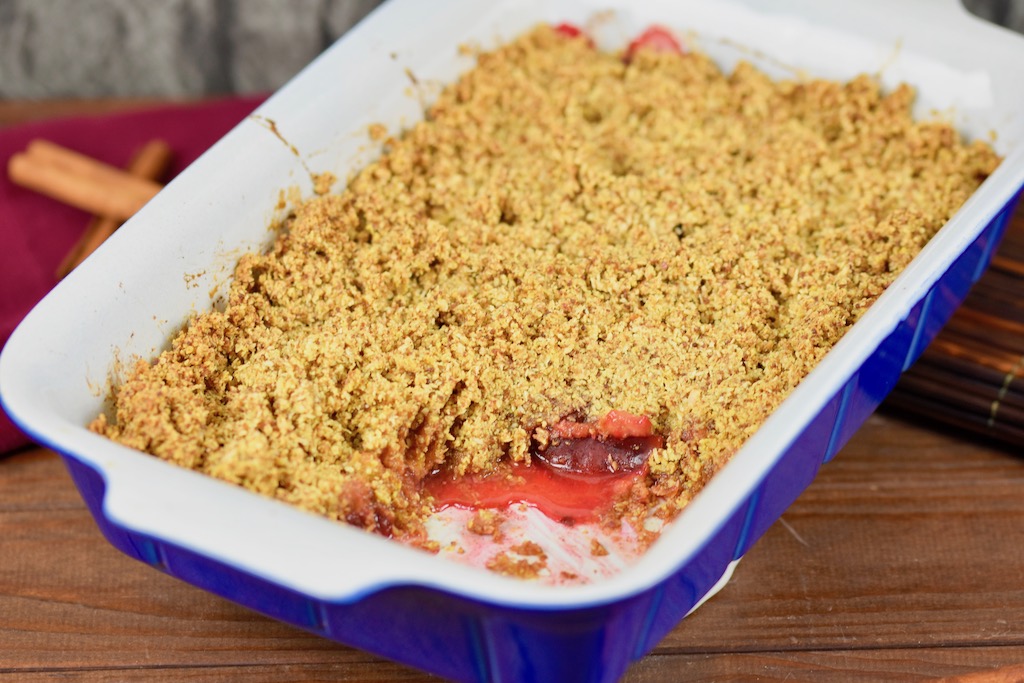 glutenfreies Pflaumen-Crumble - Pflaumen-Crumble - glutenfrei - vegan - Rezept - gesund - Haferflocken - Streusel - warm - Zimt - Zwetschgen-Crumble - Crumble - Pflaumen