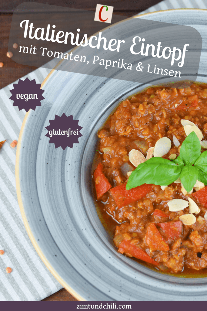 Italienischer Eintopf mit Tomaten, Paprika und Linsen in grauem Teller. Hintergrund dunkel. Beschrifteter Pin.