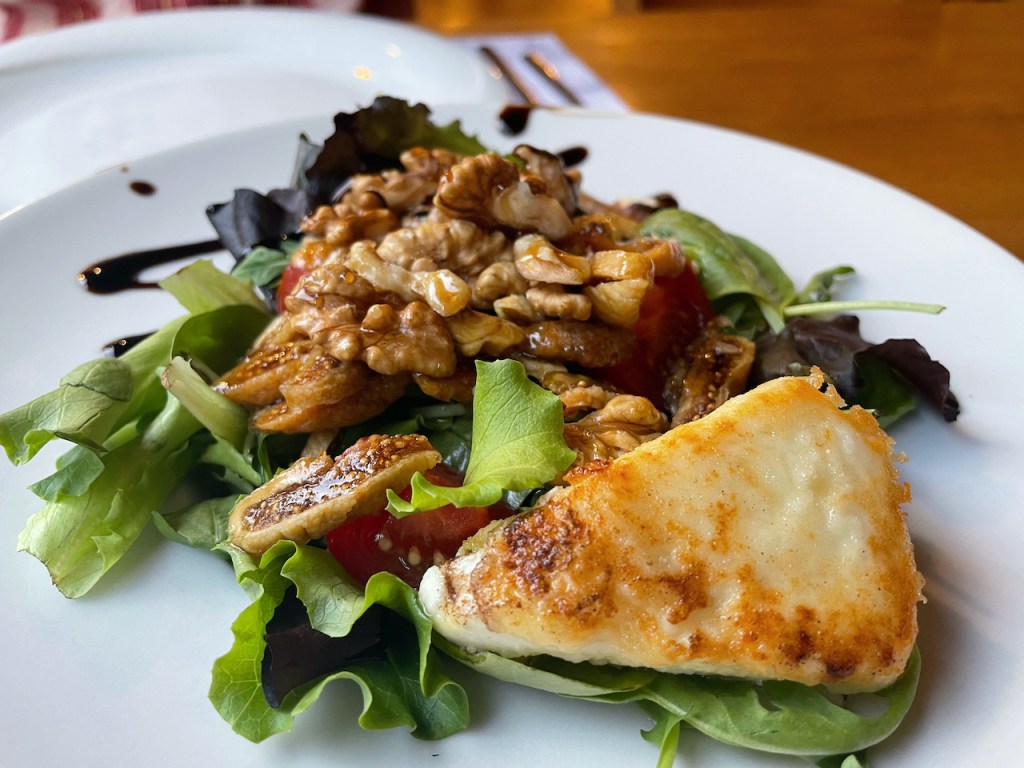 Essen und Trinken in Mazedonien - gebackener Schafskäse mit Salat und Walnüssen