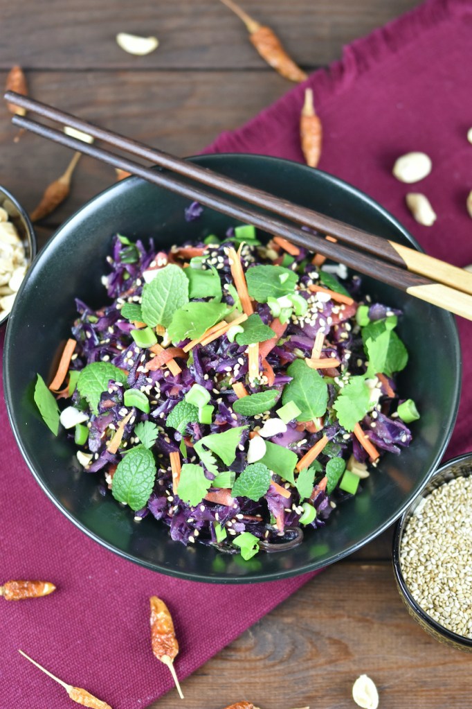Frischer Rotkohlsalat mit Asia-Dressing in einer schwarzen Schale.