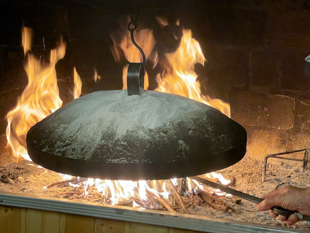 Essen und Trinken in Albanien - ein traditioneller Ofen: Saç