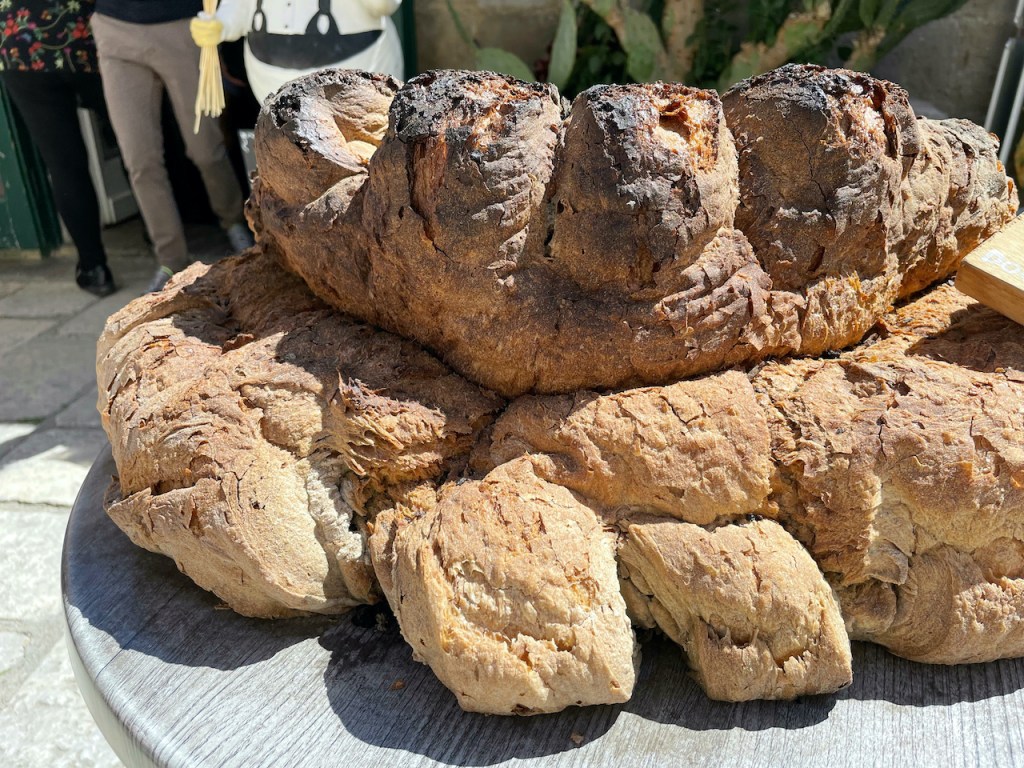 Brot aus Matera am Stück - Essen & Trinken in der Basilikata