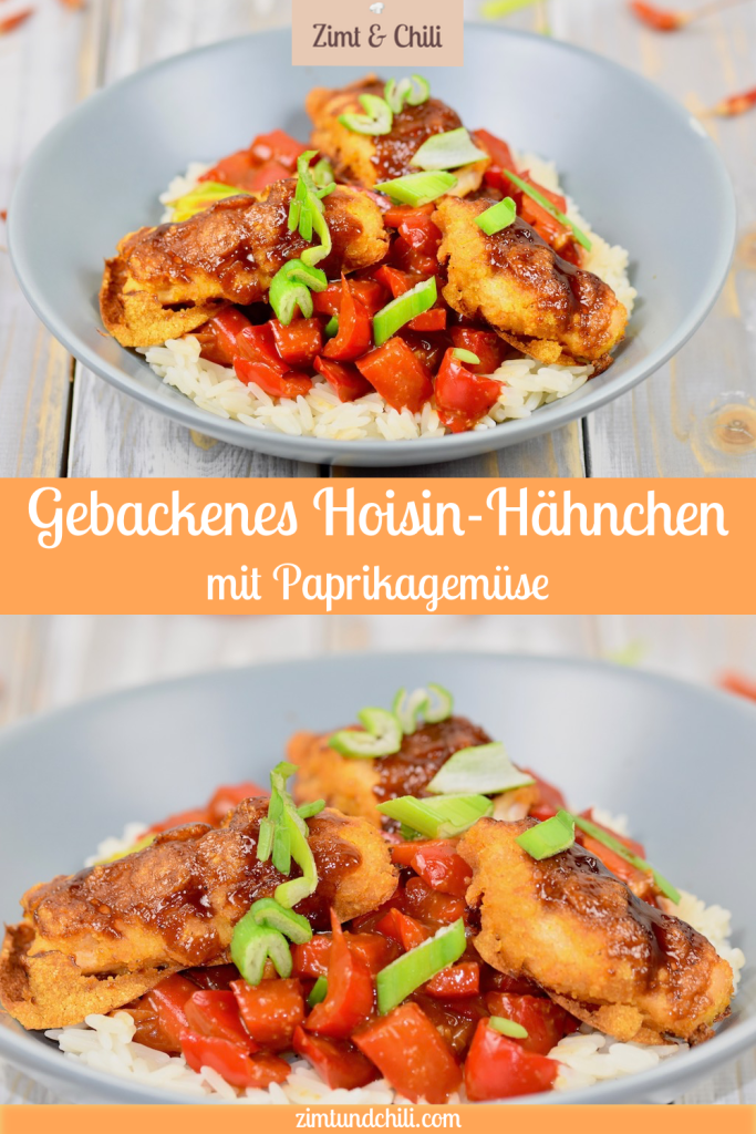 Gebackenes Hoisin-Hähnchen auf Paprikagemüse mit Reis in hellgrauem Teller. Der Teller steht auf einer weißen Holzfläche. Beschrifteter Pin mit zwei Fotos.