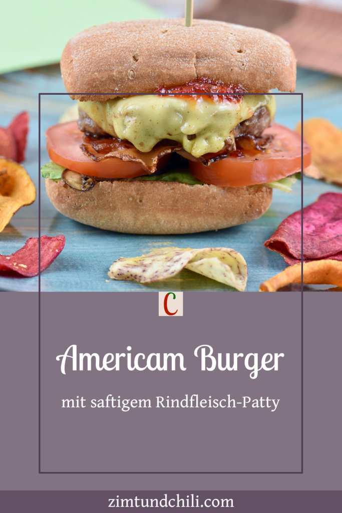 American Burger mit saftigem Rindfleisch-Patty auf blauem Teller. Hintergrund hell. Beschrifteter Pin.