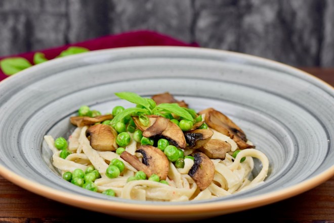 Tagliatelle mit Pilzen in cremiger Chili-Tahini-Sauce