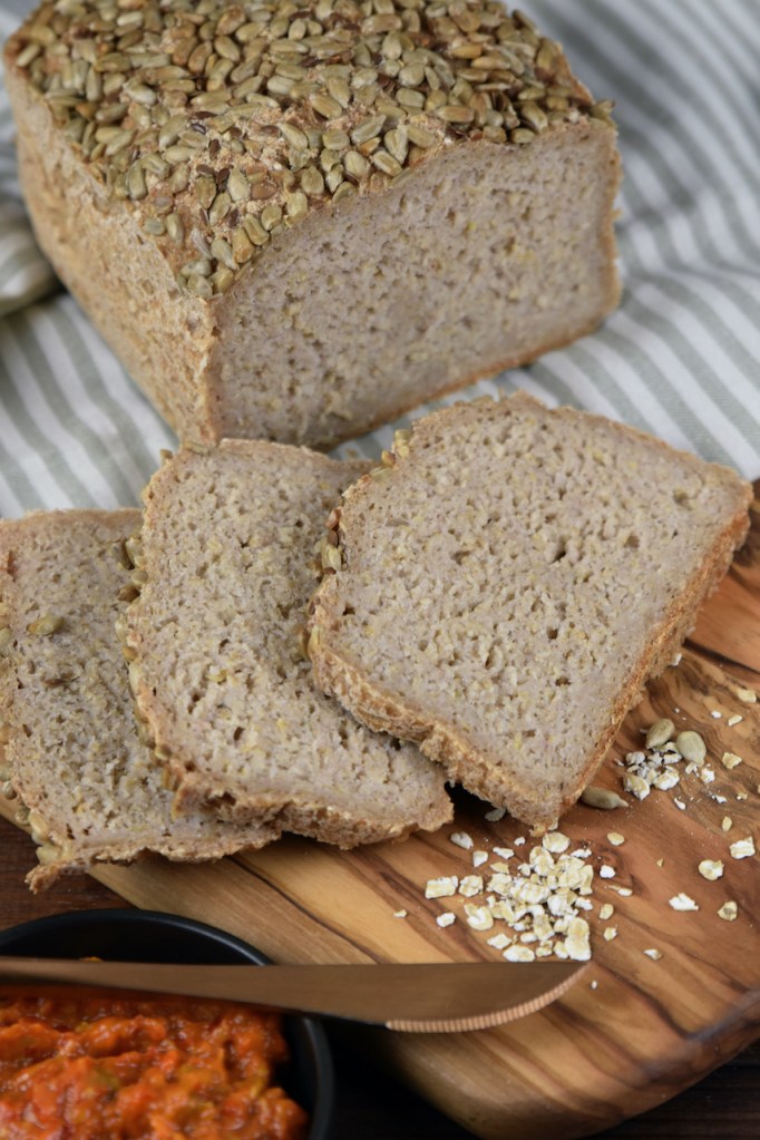 Glutenfreies Haferbrot auf Holzbrett - angeschnitten