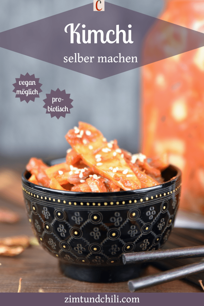 Kimchi selber machen - Kimchi in einem schwarzen Schälchen. Beschrifteter Pin