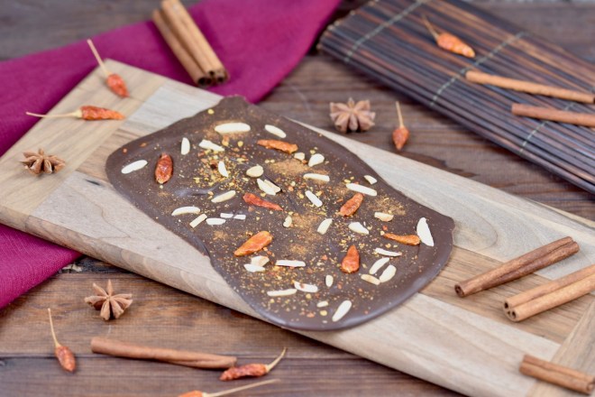 Schokoladentafeln selber machen - Rezept - Zimt und Chili - Schokolade - selber gestalten - vegan - glutenfrei - Geschenke - Dekoration - einfach - DIY - Schokoladentafeln