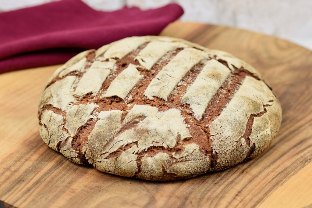 knuspriges Roggenbrot backen - Rezepte - backen - Brot backen - Sauerteigbrot - Roggenbrot mit Sauerteig - reines Roggenbrot - mit Hefe - ohne Hefe - mit Trockenhefe - gesund - saftiges - Kastenform