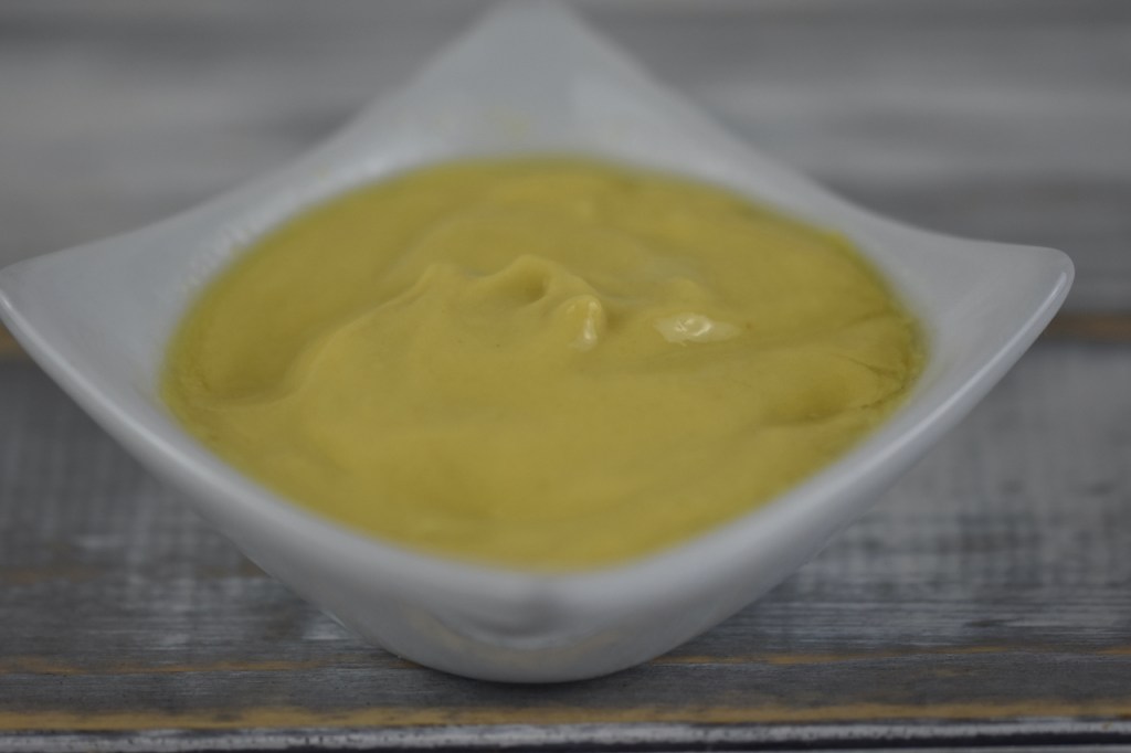 Senf in einem weißen Schälchen.