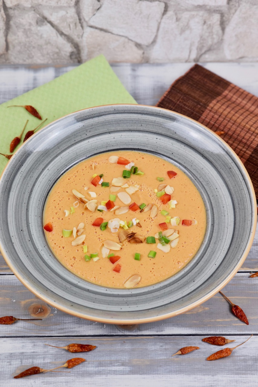 Tomatencremesuppe in grauem Teller. Hintergrund hell.