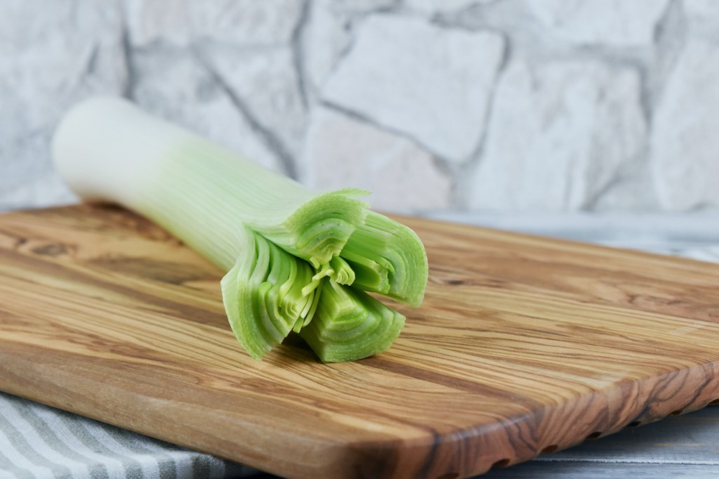 Lauch am oberen Ende kreuzweise eingeschnitten