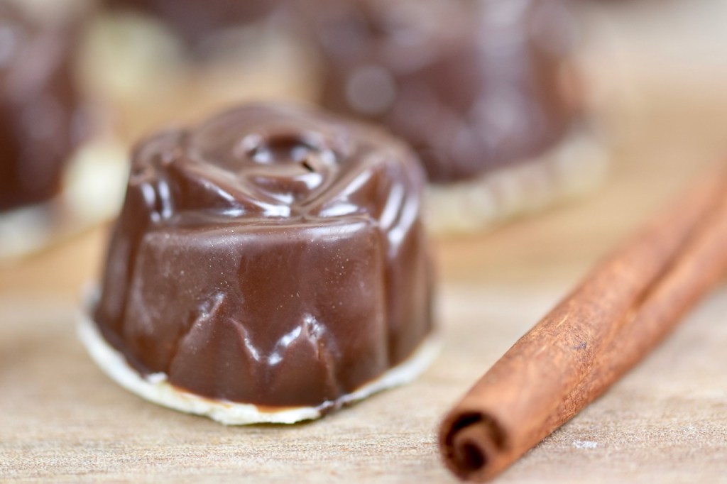 Salted Caramel Pralinen - gefüllte Pralinen - selber machen - Rezept - Weihnachten - einfach - ohne Alkohol - Zartbitterschokolade - Schokolade - vegan - Salzkaramell - in Silikonform