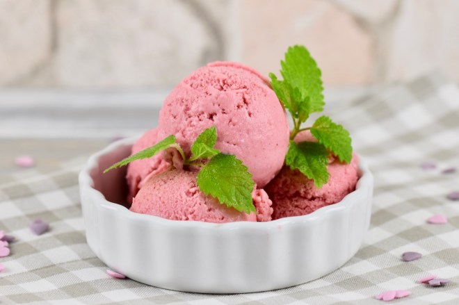 Veganes Erdbeereis selber machen – cremig, süß,&nbsp;lecker